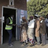 Le Zimbabwe prolonge d'un jour le scrutin présidentiel et législatif pour permettre à tous d'aller voter.